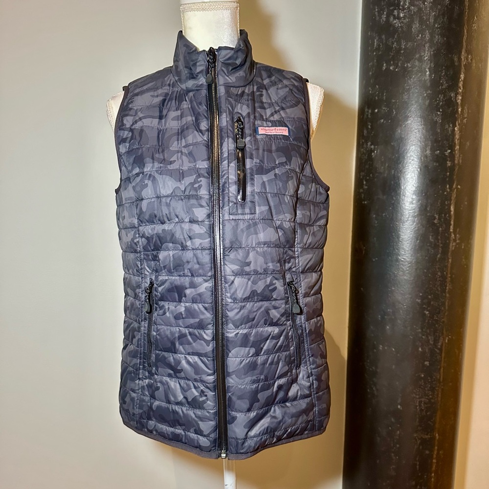 Vineyard Vines gray and black puffer vest, size Medium, dark gray and black camo